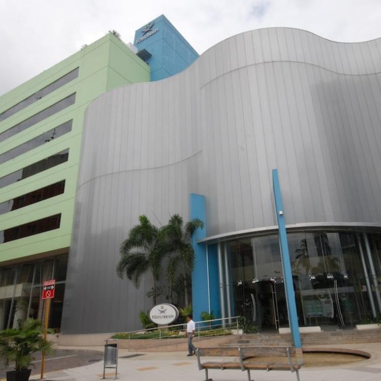 Edificio Equilibrium, sede de Implant Dental frente al Mall del Sol en Guayaquil